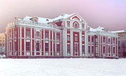 Picture and Hyperlink - to a larger rear view of the Kikin Chambers, late in a January afternoon 2002