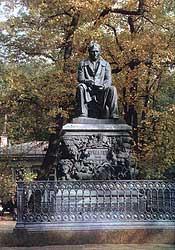 Ivan Krylov and hyperlink to a 640x474 image