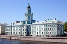 Hyperlink to a view of the Kunstkamera from the Palace Bridge in winter