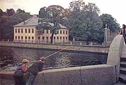 Hyperlink - A lazy Sunday afternoon view of Peter I's palace from the granite Prachechny Most (Laundry Bridge) over the Fontanka 